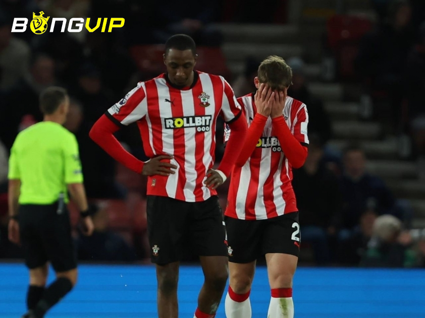 Southampton đang lâm vào cuộc khủng hoảng trầm trọng khi đã 11 trận không biết đến mùi chiến thắng